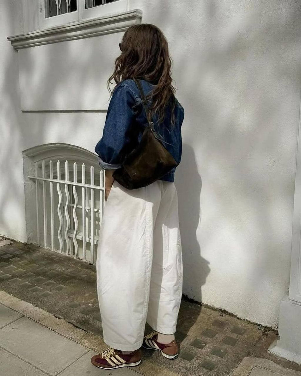 Look con cazadora vaquera y pantalón blanco