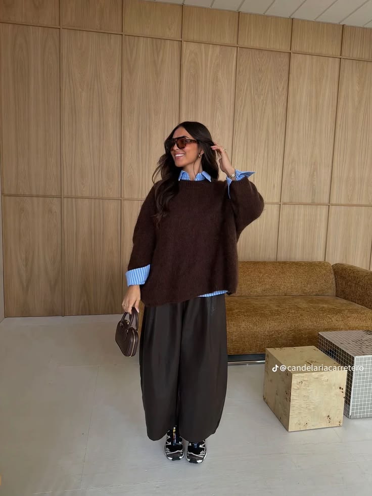 Look con jersey chocolate y camisa de rayas