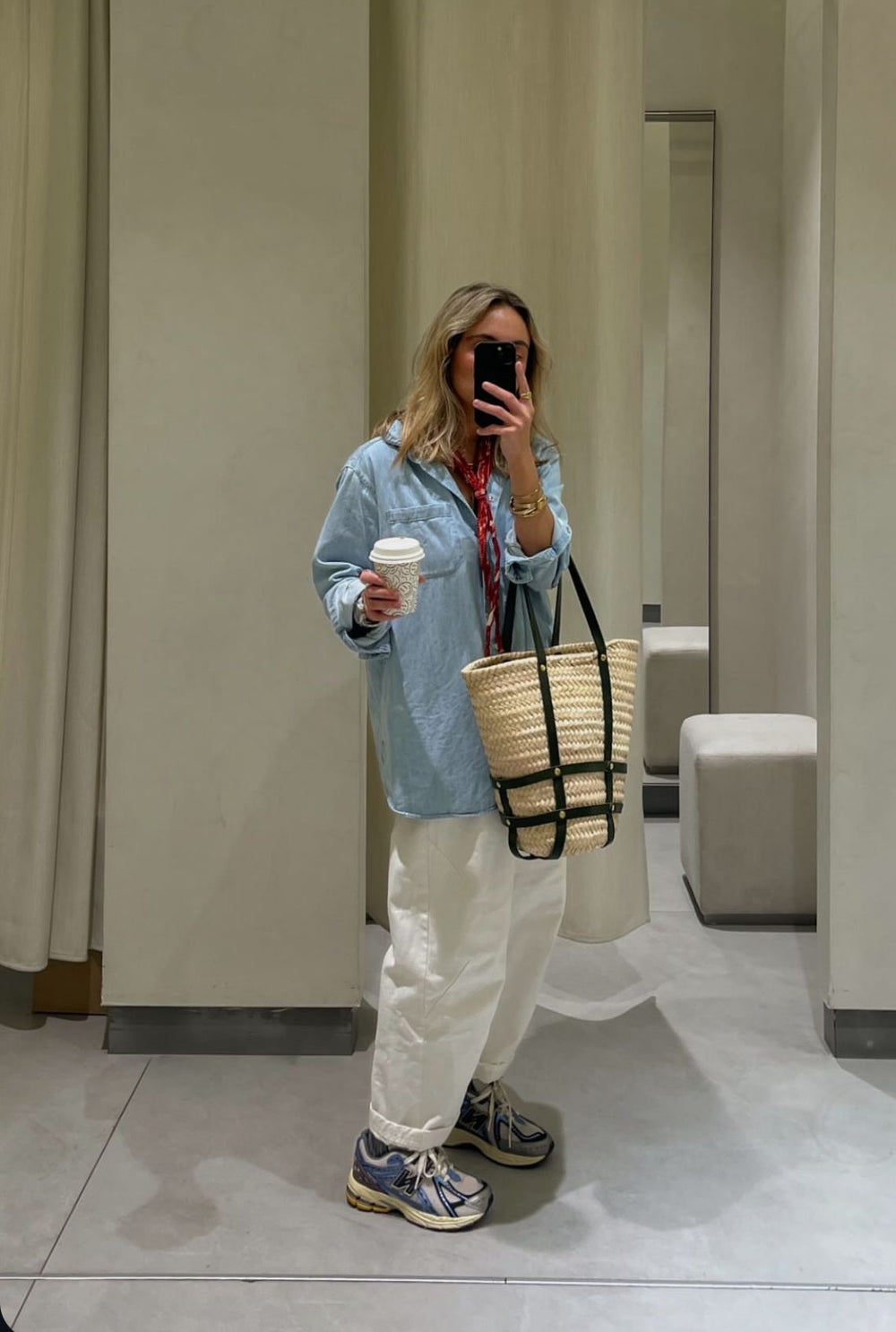 Look con camisa vaquera, pantalón blanco y capazo