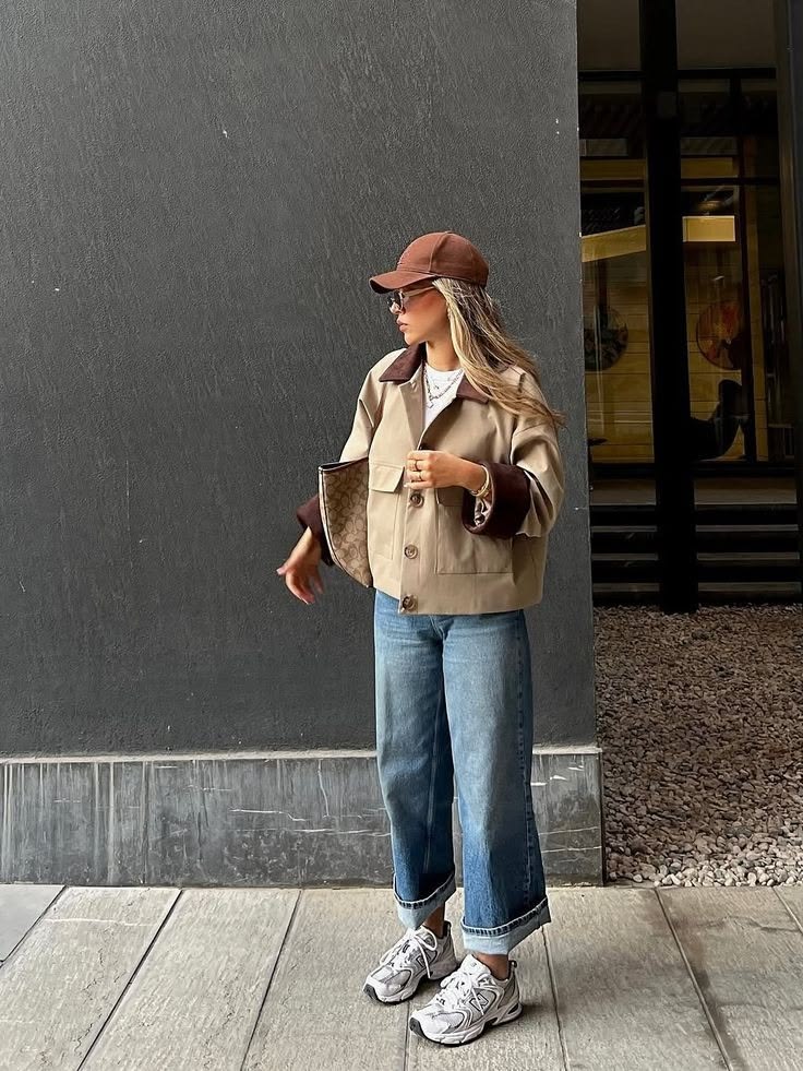 Look con cazadora camel, gorra y vaqueros