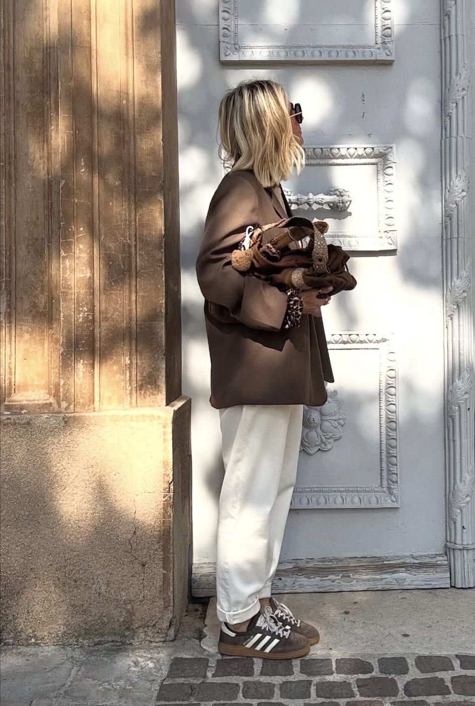Look con blazer chocolate y pantalón crudo